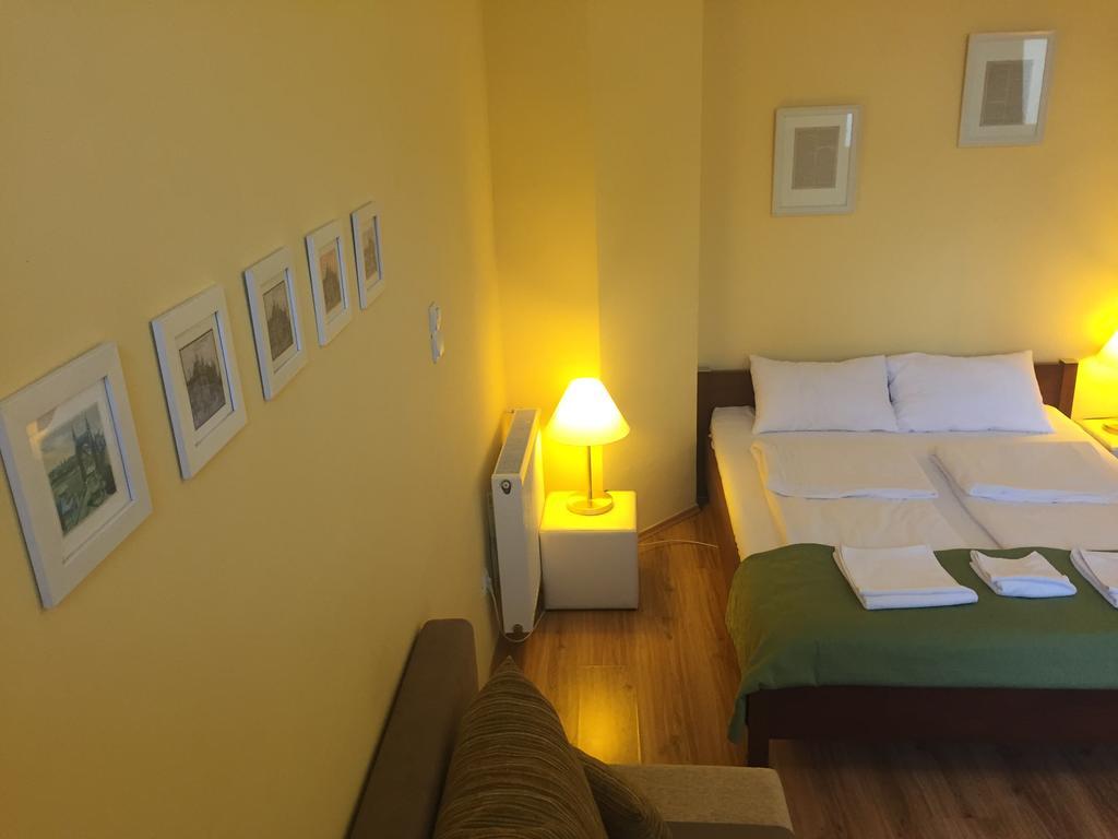 Club Apartments & Rooms Budapest Room photo